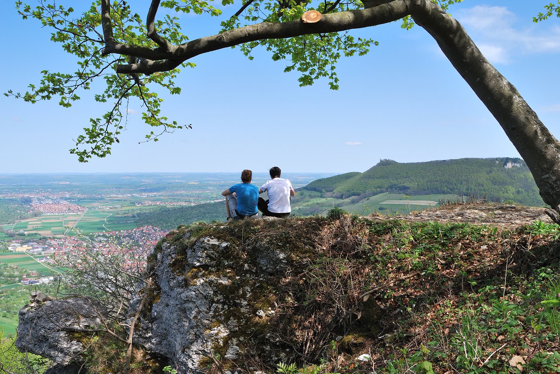 Platzhalterbild: zwei Personen auf einem Felsen mit Blick über das Albvorland